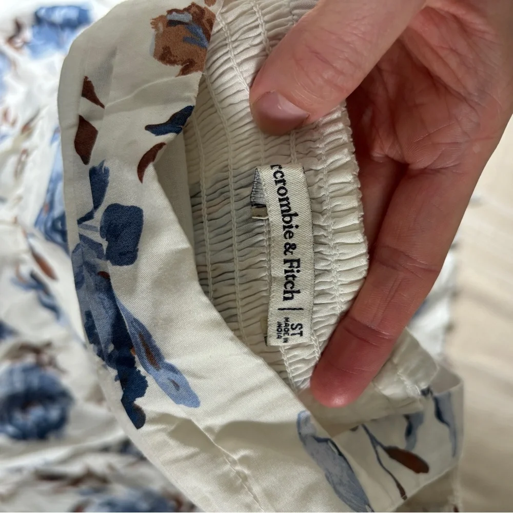 Abercrombie & Fitch White Maxi Dress with Blue Floral Print (S TALL)